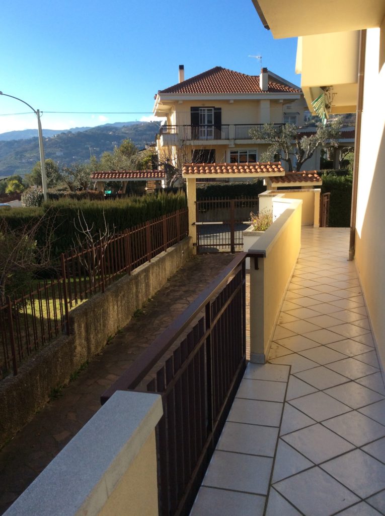 Esterno 2