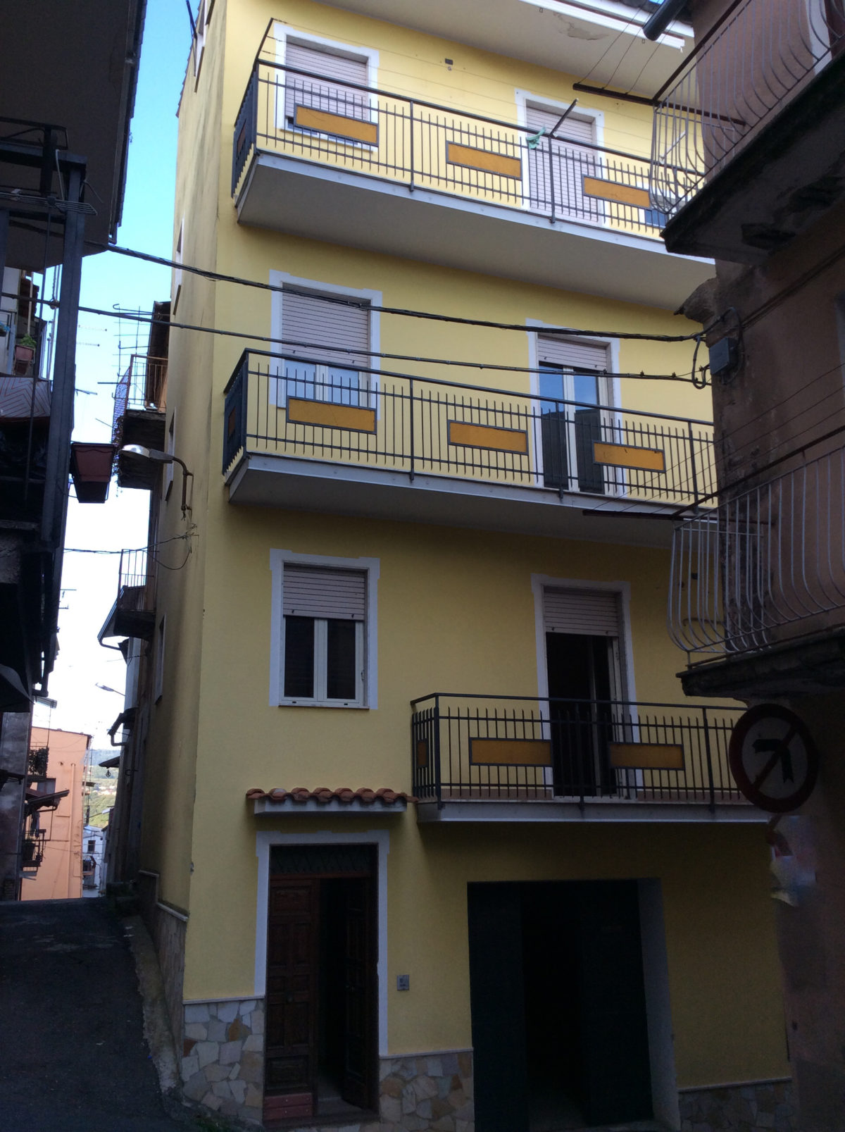 VENDESI CASA INDIPENDENTE (ZONA BELLA)