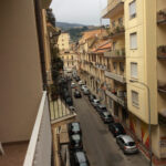 Vista balcone strada principale