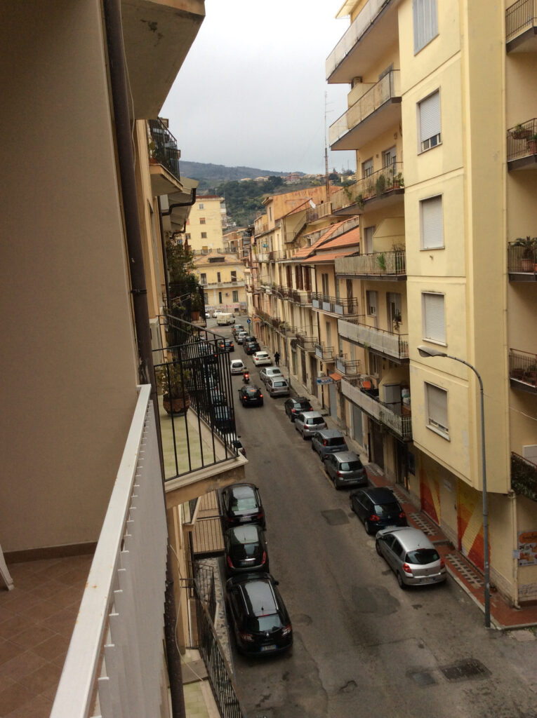 Vista balcone strada principale