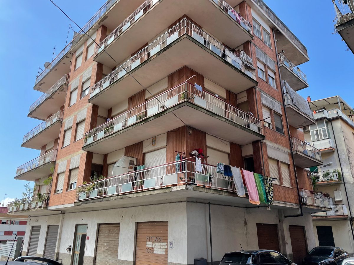 VENDESI APPARTAMENTO LAMEZIA TERME
